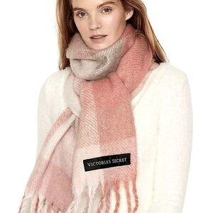 VICTORIA’S SECRET Holiday 2020 Plush Plaid Scarf Pink One Size